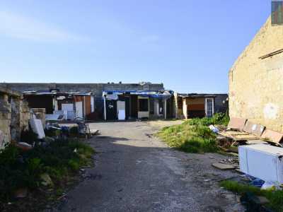 Gli accampamenti dei rom che circondano la villa